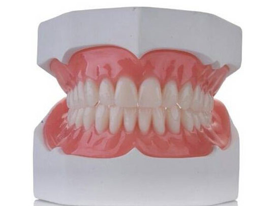 全口吸附性义齿
